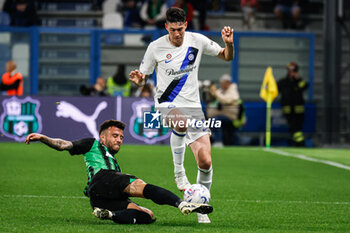 2024-05-04 - Alessandro Bastoni (Inter) and Matheus Henrique (Sassuolo) - US SASSUOLO VS INTER - FC INTERNAZIONALE - ITALIAN SERIE A - SOCCER