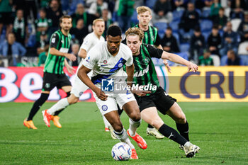 2024-05-04 - Denzel Dumfries (Inter) and Kristian Thorstvedt (Sassuolo) - US SASSUOLO VS INTER - FC INTERNAZIONALE - ITALIAN SERIE A - SOCCER
