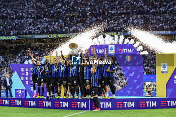 2024-05-19 - FC Internazionale players celebrate their title win during Serie A 2023/24 football match between FC Internazionale and SS Lazio at Giuseppe Meazza Stadium, Milan, Italy on May 19, 2024 - INTER - FC INTERNAZIONALE VS SS LAZIO - ITALIAN SERIE A - SOCCER