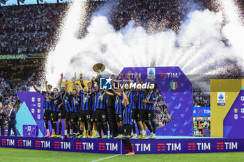 2024-05-19 - FC Internazionale players lift the Scudetto trophy during Serie A 2023/24 football match between FC Internazionale and SS Lazio at Giuseppe Meazza Stadium, Milan, Italy on May 19, 2024 - INTER - FC INTERNAZIONALE VS SS LAZIO - ITALIAN SERIE A - SOCCER