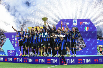 2024-05-19 - FC Internazionale players lift the Scudetto trophy during Serie A 2023/24 football match between FC Internazionale and SS Lazio at Giuseppe Meazza Stadium, Milan, Italy on May 19, 2024 - INTER - FC INTERNAZIONALE VS SS LAZIO - ITALIAN SERIE A - SOCCER