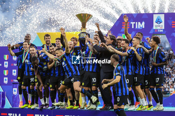 2024-05-19 - FC Internazionale players celebrate their title win during Serie A 2023/24 football match between FC Internazionale and SS Lazio at Giuseppe Meazza Stadium, Milan, Italy on May 19, 2024 - INTER - FC INTERNAZIONALE VS SS LAZIO - ITALIAN SERIE A - SOCCER