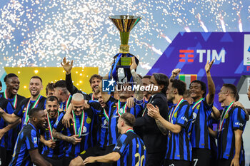 2024-05-19 - FC Internazionale players celebrate their title win during Serie A 2023/24 football match between FC Internazionale and SS Lazio at Giuseppe Meazza Stadium, Milan, Italy on May 19, 2024 - INTER - FC INTERNAZIONALE VS SS LAZIO - ITALIAN SERIE A - SOCCER