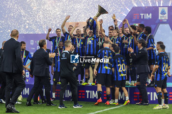 2024-05-19 - FC Internazionale players celebrate their title win during Serie A 2023/24 football match between FC Internazionale and SS Lazio at Giuseppe Meazza Stadium, Milan, Italy on May 19, 2024 - INTER - FC INTERNAZIONALE VS SS LAZIO - ITALIAN SERIE A - SOCCER