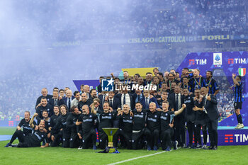 2024-05-19 - FC Internazionale players and staff celebrate with the Scudetto trophy  during Serie A 2023/24 football match between FC Internazionale and SS Lazio at Giuseppe Meazza Stadium, Milan, Italy on May 19, 2024 - INTER - FC INTERNAZIONALE VS SS LAZIO - ITALIAN SERIE A - SOCCER