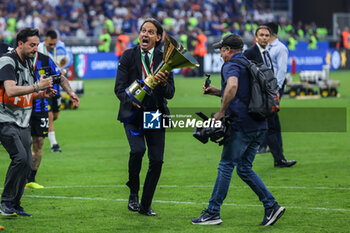 2024-05-19 - Simone Inzaghi Head Coach of FC Internazionale celebrates with the Scudetto trophy during Serie A 2023/24 football match between FC Internazionale and SS Lazio at Giuseppe Meazza Stadium, Milan, Italy on May 19, 2024 - INTER - FC INTERNAZIONALE VS SS LAZIO - ITALIAN SERIE A - SOCCER