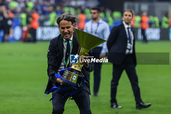 2024-05-19 - Simone Inzaghi Head Coach of FC Internazionale celebrates with the Scudetto trophy during Serie A 2023/24 football match between FC Internazionale and SS Lazio at Giuseppe Meazza Stadium, Milan, Italy on May 19, 2024 - INTER - FC INTERNAZIONALE VS SS LAZIO - ITALIAN SERIE A - SOCCER