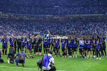 2024-05-19 - FC Internazionale players celebrate with the Scudetto trophy during Serie A 2023/24 football match between FC Internazionale and SS Lazio at Giuseppe Meazza Stadium, Milan, Italy on May 19, 2024 - INTER - FC INTERNAZIONALE VS SS LAZIO - ITALIAN SERIE A - SOCCER