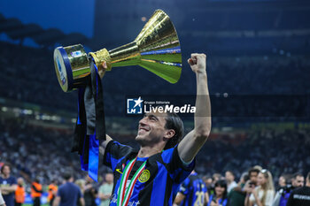 2024-05-19 - Matteo Darmian of FC Internazionale celebrates with the Scudetto trophy during Serie A 2023/24 football match between FC Internazionale and SS Lazio at Giuseppe Meazza Stadium, Milan, Italy on May 19, 2024 - INTER - FC INTERNAZIONALE VS SS LAZIO - ITALIAN SERIE A - SOCCER