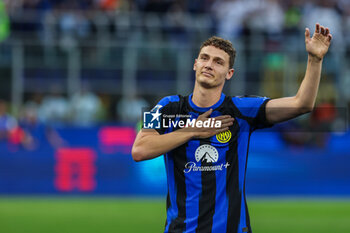 2024-05-19 - Benjamin Pavard of FC Internazionale celebrates during Serie A 2023/24 football match between FC Internazionale and SS Lazio at Giuseppe Meazza Stadium, Milan, Italy on May 19, 2024 - INTER - FC INTERNAZIONALE VS SS LAZIO - ITALIAN SERIE A - SOCCER