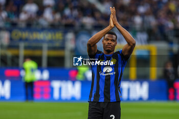 2024-05-19 - Denzel Dumfries of FC Internazionale celebrates during Serie A 2023/24 football match between FC Internazionale and SS Lazio at Giuseppe Meazza Stadium, Milan, Italy on May 19, 2024 - INTER - FC INTERNAZIONALE VS SS LAZIO - ITALIAN SERIE A - SOCCER