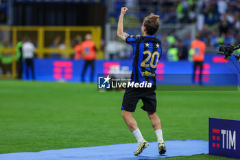 2024-05-19 - Hakan Calhanoglu of FC Internazionale celebrates during Serie A 2023/24 football match between FC Internazionale and SS Lazio at Giuseppe Meazza Stadium, Milan, Italy on May 19, 2024 - INTER - FC INTERNAZIONALE VS SS LAZIO - ITALIAN SERIE A - SOCCER