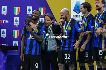 2024-05-19 - Simone Inzaghi Head Coach of FC Internazionale, Marcus Thuram of FC Internazionale and Federico Dimarco of FC Internazionale seen at the trophy ceremony during Serie A 2023/24 football match between FC Internazionale and SS Lazio at Giuseppe Meazza Stadium, Milan, Italy on May 19, 2024 - INTER - FC INTERNAZIONALE VS SS LAZIO - ITALIAN SERIE A - SOCCER