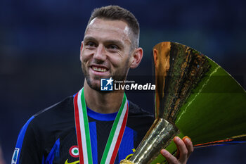 2024-05-19 - Stefan De Vrij of FC Internazionale poses with the Scudetto trophy during Serie A 2023/24 football match between FC Internazionale and SS Lazio at Giuseppe Meazza Stadium, Milan, Italy on May 19, 2024 - INTER - FC INTERNAZIONALE VS SS LAZIO - ITALIAN SERIE A - SOCCER