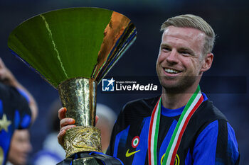 2024-05-19 - Davy Klaassen of FC Internazionale poses with the Scudetto trophy during Serie A 2023/24 football match between FC Internazionale and SS Lazio at Giuseppe Meazza Stadium, Milan, Italy on May 19, 2024 - INTER - FC INTERNAZIONALE VS SS LAZIO - ITALIAN SERIE A - SOCCER