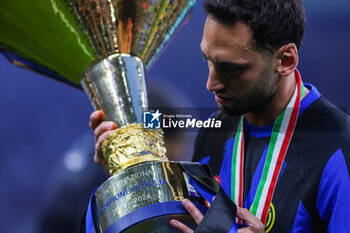 2024-05-19 - Hakan Calhanoglu of FC Internazionale poses with the trophy as FC Internazionale celebrates it's 20th league title following the Serie A 2023/24 football match between FC Internazionale and SS Lazio at Giuseppe Meazza Stadium, Milan, Italy on May 19, 2024 - INTER - FC INTERNAZIONALE VS SS LAZIO - ITALIAN SERIE A - SOCCER