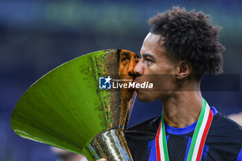 2024-05-19 - Tajon Trevor Buchanan of FC Internazionale poses with the trophy as FC Internazionale celebrates it's 20th league title following the Serie A 2023/24 football match between FC Internazionale and SS Lazio at Giuseppe Meazza Stadium, Milan, Italy on May 19, 2024 - INTER - FC INTERNAZIONALE VS SS LAZIO - ITALIAN SERIE A - SOCCER