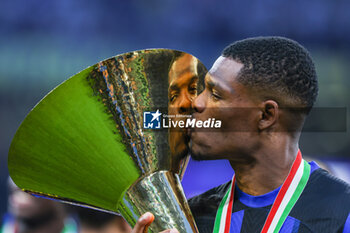 2024-05-19 - Denzel Dumfries of FC Internazionale poses with the trophy as FC Internazionale celebrates it's 20th league title following the Serie A 2023/24 football match between FC Internazionale and SS Lazio at Giuseppe Meazza Stadium, Milan, Italy on May 19, 2024 - INTER - FC INTERNAZIONALE VS SS LAZIO - ITALIAN SERIE A - SOCCER