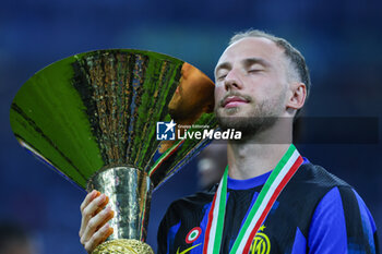 2024-05-19 - Carlos Augusto of FC Internazionale poses with the trophy as FC Internazionale celebrates it's 20th league title following the Serie A 2023/24 football match between FC Internazionale and SS Lazio at Giuseppe Meazza Stadium, Milan, Italy on May 19, 2024 - INTER - FC INTERNAZIONALE VS SS LAZIO - ITALIAN SERIE A - SOCCER