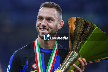 2024-05-19 - Stefan De Vrij of FC Internazionale poses with the trophy as FC Internazionale celebrates it's 20th league title following the Serie A 2023/24 football match between FC Internazionale and SS Lazio at Giuseppe Meazza Stadium, Milan, Italy on May 19, 2024 - INTER - FC INTERNAZIONALE VS SS LAZIO - ITALIAN SERIE A - SOCCER