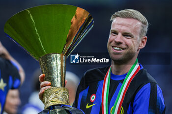 2024-05-19 - Davy Klaassen of FC Internazionale poses with the trophy as FC Internazionale celebrates it's 20th league title following the Serie A 2023/24 football match between FC Internazionale and SS Lazio at Giuseppe Meazza Stadium, Milan, Italy on May 19, 2024 - INTER - FC INTERNAZIONALE VS SS LAZIO - ITALIAN SERIE A - SOCCER