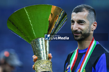 2024-05-19 - Henrikh Mkhitaryan of FC Internazionale poses with the trophy as FC Internazionale celebrates it's 20th league title following the Serie A 2023/24 football match between FC Internazionale and SS Lazio at Giuseppe Meazza Stadium, Milan, Italy on May 19, 2024 - INTER - FC INTERNAZIONALE VS SS LAZIO - ITALIAN SERIE A - SOCCER