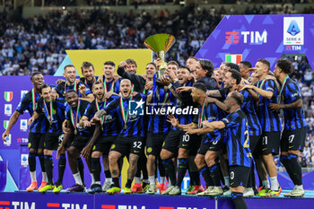 2024-05-19 - Lautaro Martinez of FC Internazionale lifts the trophy as the team celebrates it's 20th legue title following the Serie A 2023/24 football match between FC Internazionale and SS Lazio at Giuseppe Meazza Stadium, Milan, Italy on May 19, 2024 - INTER - FC INTERNAZIONALE VS SS LAZIO - ITALIAN SERIE A - SOCCER