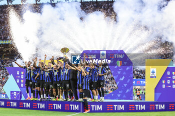 2024-05-19 - Lautaro Martinez of FC Internazionale lifts the trophy as the team celebrates it's 20th legue title following the Serie A 2023/24 football match between FC Internazionale and SS Lazio at Giuseppe Meazza Stadium, Milan, Italy on May 19, 2024 - INTER - FC INTERNAZIONALE VS SS LAZIO - ITALIAN SERIE A - SOCCER