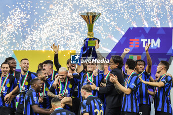 2024-05-19 - Lautaro Martinez of FC Internazionale lifts the trophy as the team celebrates it's 20th legue title following the Serie A 2023/24 football match between FC Internazionale and SS Lazio at Giuseppe Meazza Stadium, Milan, Italy on May 19, 2024 - INTER - FC INTERNAZIONALE VS SS LAZIO - ITALIAN SERIE A - SOCCER