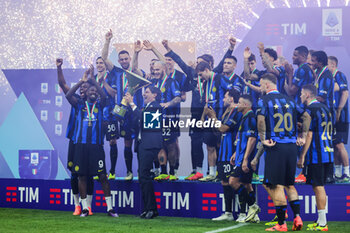 2024-05-19 - Simone Inzaghi Head Coach of FC Internazionale lifts the trophy as the team celebrates it's 20th legue title following the Serie A 2023/24 football match between FC Internazionale and SS Lazio at Giuseppe Meazza Stadium, Milan, Italy on May 19, 2024 - INTER - FC INTERNAZIONALE VS SS LAZIO - ITALIAN SERIE A - SOCCER