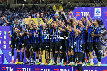 2024-05-19 - Lautaro Martinez of FC Internazionale lifts the trophy as the team celebrates it's 20th legue title following the Serie A 2023/24 football match between FC Internazionale and SS Lazio at Giuseppe Meazza Stadium, Milan, Italy on May 19, 2024 - INTER - FC INTERNAZIONALE VS SS LAZIO - ITALIAN SERIE A - SOCCER