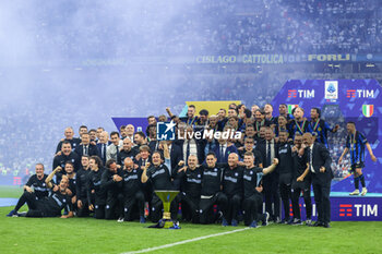 2024-05-19 - FC Internazionale players and staff celebrate with the Scudetto trophy following the Serie A 2023/24 football match between FC Internazionale and SS Lazio at Giuseppe Meazza Stadium, Milan, Italy on May 19, 2024 - INTER - FC INTERNAZIONALE VS SS LAZIO - ITALIAN SERIE A - SOCCER