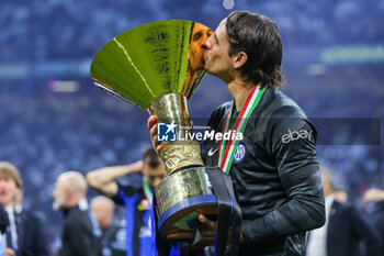 2024-05-19 - Yann Sommer of FC Internazionale poses with the trophy as FC Internazionale celebrates it's 20th league title following the Serie A 2023/24 football match between FC Internazionale and SS Lazio at Giuseppe Meazza Stadium, Milan, Italy on May 19, 2024 - INTER - FC INTERNAZIONALE VS SS LAZIO - ITALIAN SERIE A - SOCCER