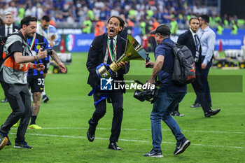 2024-05-19 - Simone Inzaghi Head Coach of FC Internazionale celebrates with the trophy as FC Internazionale celebrates it's 20th league title following theduring Serie A 2023/24 football match between FC Internazionale and SS Lazio at Giuseppe Meazza Stadium, Milan, Italy on May 19, 2024 - INTER - FC INTERNAZIONALE VS SS LAZIO - ITALIAN SERIE A - SOCCER