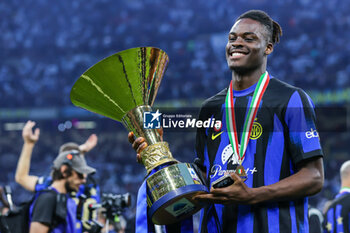 2024-05-19 - Yann Aurel Ludger Bissek of FC Internazionale poses with the trophy as FC Internazionale celebrates it's 20th league title following the Serie A 2023/24 football match between FC Internazionale and SS Lazio at Giuseppe Meazza Stadium, Milan, Italy on May 19, 2024 - INTER - FC INTERNAZIONALE VS SS LAZIO - ITALIAN SERIE A - SOCCER