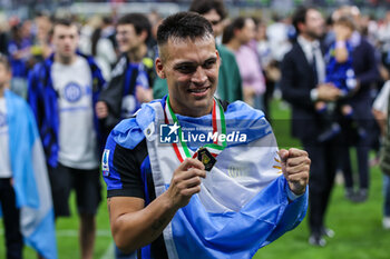 2024-05-19 - Lautaro Martinez of FC Internazionale poses with his Winners' medal as FC Internazionale celebrates it's 20th league title following the Serie A 2023/24 football match between FC Internazionale and SS Lazio at Giuseppe Meazza Stadium, Milan, Italy on May 19, 2024 - INTER - FC INTERNAZIONALE VS SS LAZIO - ITALIAN SERIE A - SOCCER