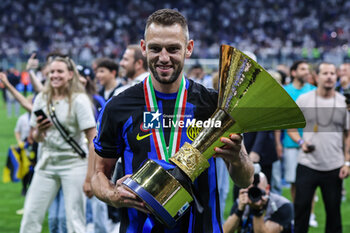 2024-05-19 - Stefan De Vrij of FC Internazionale poses with the trophy as FC Internazionale celebrates it's 20th league title following the Serie A 2023/24 football match between FC Internazionale and SS Lazio at Giuseppe Meazza Stadium, Milan, Italy on May 19, 2024 - INTER - FC INTERNAZIONALE VS SS LAZIO - ITALIAN SERIE A - SOCCER