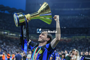 2024-05-19 - Matteo Darmian of FC Internazionale poses with the trophy as FC Internazionale celebrates it's 20th league title following the Serie A 2023/24 football match between FC Internazionale and SS Lazio at Giuseppe Meazza Stadium, Milan, Italy on May 19, 2024 - INTER - FC INTERNAZIONALE VS SS LAZIO - ITALIAN SERIE A - SOCCER