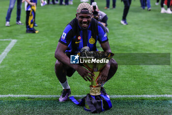 2024-05-19 - Marcus Thuram of FC Internazionale celebrates with the trophy as FC Internazionale celebrates it's 20th league title following the Serie A 2023/24 football match between FC Internazionale and SS Lazio at Giuseppe Meazza Stadium, Milan, Italy on May 19, 2024 - INTER - FC INTERNAZIONALE VS SS LAZIO - ITALIAN SERIE A - SOCCER