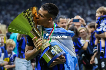 2024-05-19 - Lautaro Martinez of FC Internazionale poses with the trophy as FC Internazionale celebrates it's 20th league title following the Serie A 2023/24 football match between FC Internazionale and SS Lazio at Giuseppe Meazza Stadium, Milan, Italy on May 19, 2024 - INTER - FC INTERNAZIONALE VS SS LAZIO - ITALIAN SERIE A - SOCCER