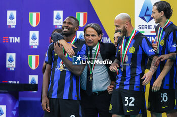 2024-05-19 - (L-R) Marcus Thuram, Simone Inzaghi Head Coach and Federico Dimarco FC Internazionale pose with Winners' medal as FC Internazionale celebrates it's 20th league title following the Serie A 2023/24 football match between FC Internazionale and SS Lazio at Giuseppe Meazza Stadium, Milan, Italy on May 19, 2024 - INTER - FC INTERNAZIONALE VS SS LAZIO - ITALIAN SERIE A - SOCCER