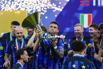 2024-05-19 - Lautaro Martinez of FC Internazionale lifts the trophy as FC Internazionale celebrates it's 20th league title following the Serie A 2023/24 football match between FC Internazionale and SS Lazio at Giuseppe Meazza Stadium, Milan, Italy on May 19, 2024 - INTER - FC INTERNAZIONALE VS SS LAZIO - ITALIAN SERIE A - SOCCER