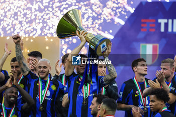 2024-05-19 - Lautaro Martinez of FC Internazionale lifts the trophy as FC Internazionale celebrates it's 20th league title following the Serie A 2023/24 football match between FC Internazionale and SS Lazio at Giuseppe Meazza Stadium, Milan, Italy on May 19, 2024 - INTER - FC INTERNAZIONALE VS SS LAZIO - ITALIAN SERIE A - SOCCER