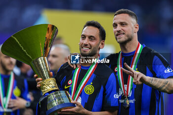 2024-05-19 - (L-R) Hakan Calhanoglu and Marko Arnautovic of FC Internazionale pose with the trophy as FC Internazionale celebrates it's 20th league title following the Serie A 2023/24 football match between FC Internazionale and SS Lazio at Giuseppe Meazza Stadium, Milan, Italy on May 19, 2024 - INTER - FC INTERNAZIONALE VS SS LAZIO - ITALIAN SERIE A - SOCCER