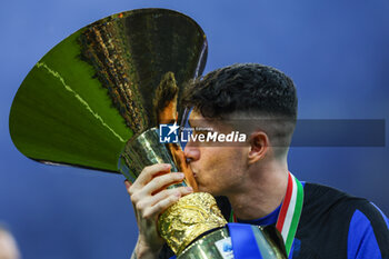 2024-05-19 - Alessandro Bastoni of FC Internazionale poses with the trophy as FC Internazionale celebrates it's 20th league title following the Serie A 2023/24 football match between FC Internazionale and SS Lazio at Giuseppe Meazza Stadium, Milan, Italy on May 19, 2024 - INTER - FC INTERNAZIONALE VS SS LAZIO - ITALIAN SERIE A - SOCCER