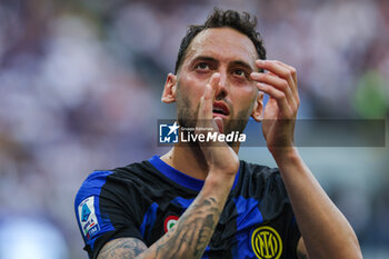 2024-05-19 - Hakan Calhanoglu of FC Internazionale greets the fans during Serie A 2023/24 football match between FC Internazionale and SS Lazio at Giuseppe Meazza Stadium, Milan, Italy on May 19, 2024 - INTER - FC INTERNAZIONALE VS SS LAZIO - ITALIAN SERIE A - SOCCER