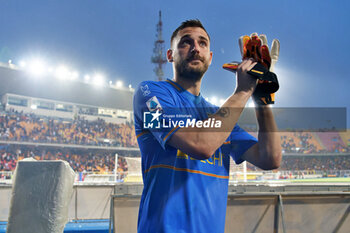 2024-05-18 - Wladimiro Falcone of US Lecce applauds fans - US LECCE VS ATALANTA BC - ITALIAN SERIE A - SOCCER