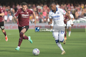 2024-05-20 - Tijjani Noslin of Hellas Verona FC competes for the ball with Niccolo Pierozzi of US Salernitana 1919 during the Serie A Match between US Salernitana 1919 vs Hellas Verona FC at Arechi Stadium - US SALERNITANA VS HELLAS VERONA FC - ITALIAN SERIE A - SOCCER