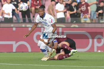 2024-05-20 - Tijjani Noslin of Hellas Verona FC competes for the ball with Niccolo Pierozzi of US Salernitana 1919 during the Serie A Match between US Salernitana 1919 vs Hellas Verona FC at Arechi Stadium - US SALERNITANA VS HELLAS VERONA FC - ITALIAN SERIE A - SOCCER