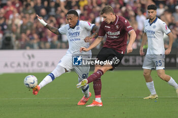 2024-05-20 - Toma Basic of US Salernitana 1919 competes for the ball with Michael Folorunsho of Hellas Verona FC during the Serie A Match between US Salernitana 1919 vs Hellas Verona FC at Arechi Stadium - US SALERNITANA VS HELLAS VERONA FC - ITALIAN SERIE A - SOCCER